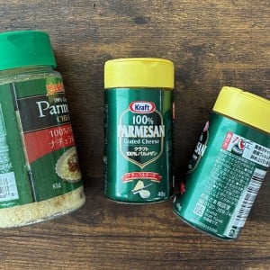 「粉チーズの空き容器」が意外な形で食卓で役立つ…？「すぐマネする」「思いつかなかった」