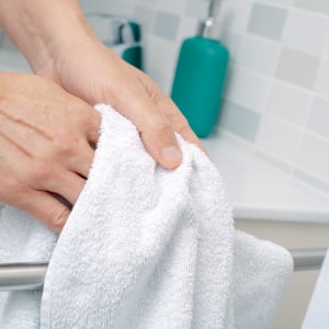 洗面所の「タオル」が落ちない便利ワザ→「もうずり落ちない」「マネします！」
