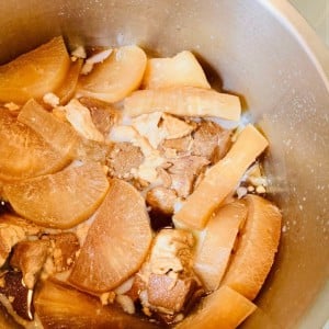 冷めた料理に浮いた「白い脂」を解消！余分な脂を“一気にごっそり取り除く”目からウロコの裏ワザ