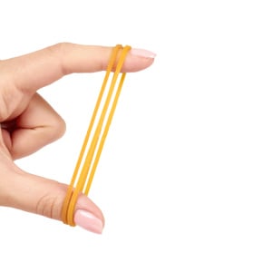 「輪ゴム」と「カトラリー」を組み合わせると？「すごい！」「調理中に便利！」「まさかのアイテムに…」