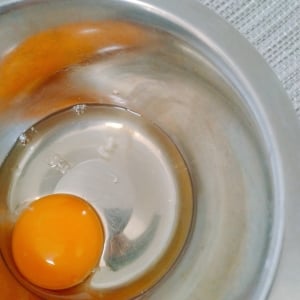 ボウルに落ちた「卵の殻」が一瞬で取れる目からウロコの裏ワザ「簡単すぎる」「水さえあれば出来る」