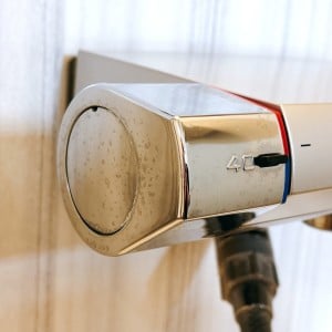 お風呂場の「水栓の水アカ」がみるみる落ちる“意外な掃除方法”「ピカピカになる！」「簡単！」