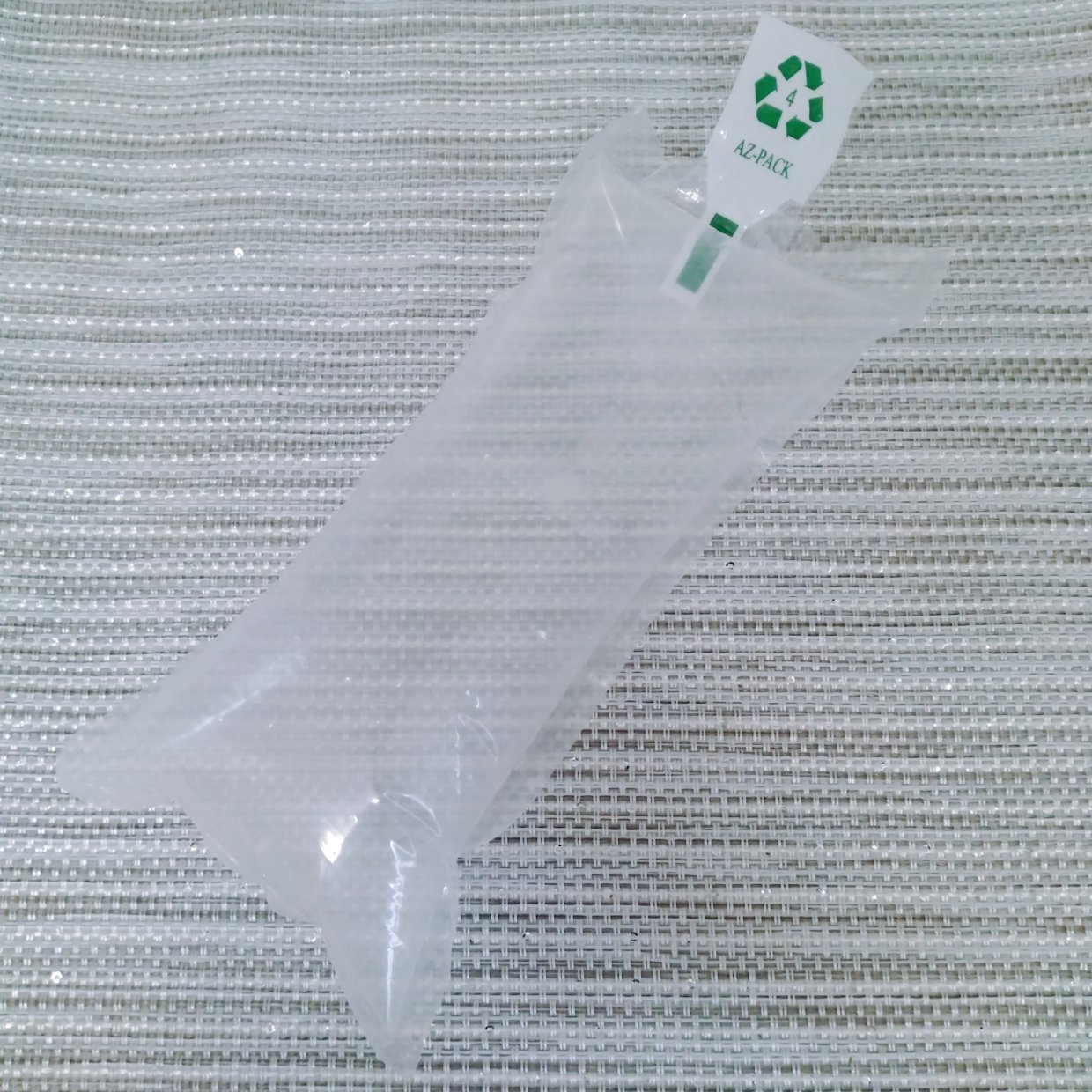  サイズ感がちょうどいい…！荷物に入ってくる「緩衝材」を片側切るだけで便利なアイテムに変わった 