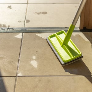 「玄関のたたき掃除」の意外と知らないNG行動とは？「水掃除したままだった…」「反省します」