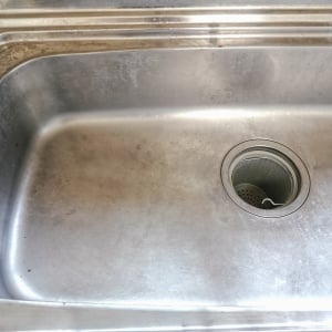 「キッチンシンク」の隠れカビが溜まりやすい“3つの場所”「カビだらけだった」「見落としてた…」