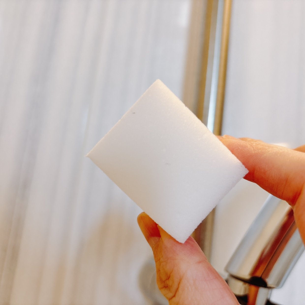  「メラミンスポンジ」で水アカがスルンと落ちる“意外な場所”「輝きが戻った」「使用OKな場所もある」 