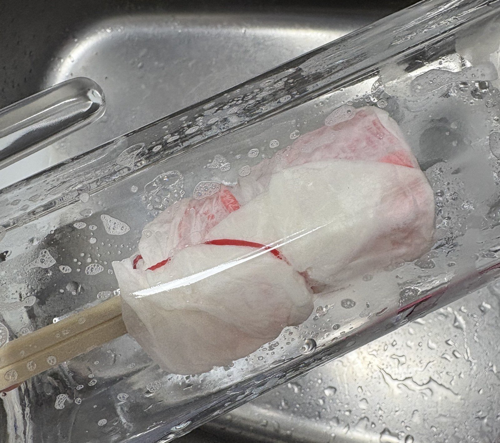 ヤクルトの容器は、使い捨ての「ボトル用ブラシ」に変身!