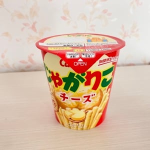 手を汚さずに「じゃがりこ」が食べられる裏ワザ→「ティッシュいらず」「食べ終わっても手がきれい」