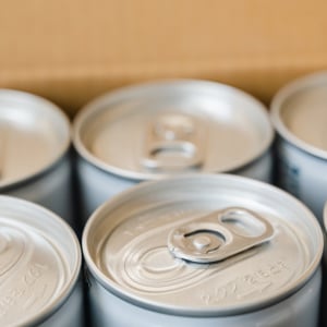 冷やし忘れても大丈夫！「ぬるい缶」を“たった2分”でキンキンに冷やす裏ワザ