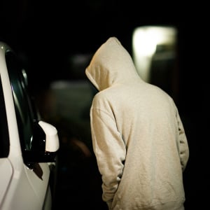 車の盗難を防ぐ！今すぐできる「リレーアタック対策」→「玄関にキーを置いてた…」「見直します」