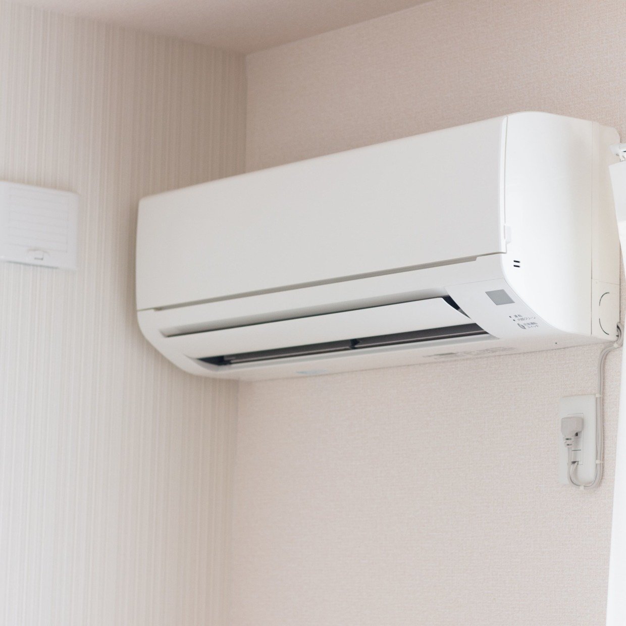  「エアコン」の意外と知らない“NGな使い方3つ”→「故障や火災の原因になる」「夏前に確認しよう」 