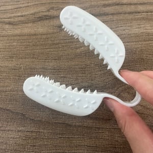 スライサーやおろし器が使いやすくなる画期的アイテム「すべらない」「もうヒヤヒヤしない！」【ダイソー】