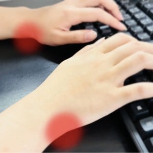 パソコン作業をラクにしてくれる意外なアイテムとは？→「手首が痛くならない」「プチストレス解消」