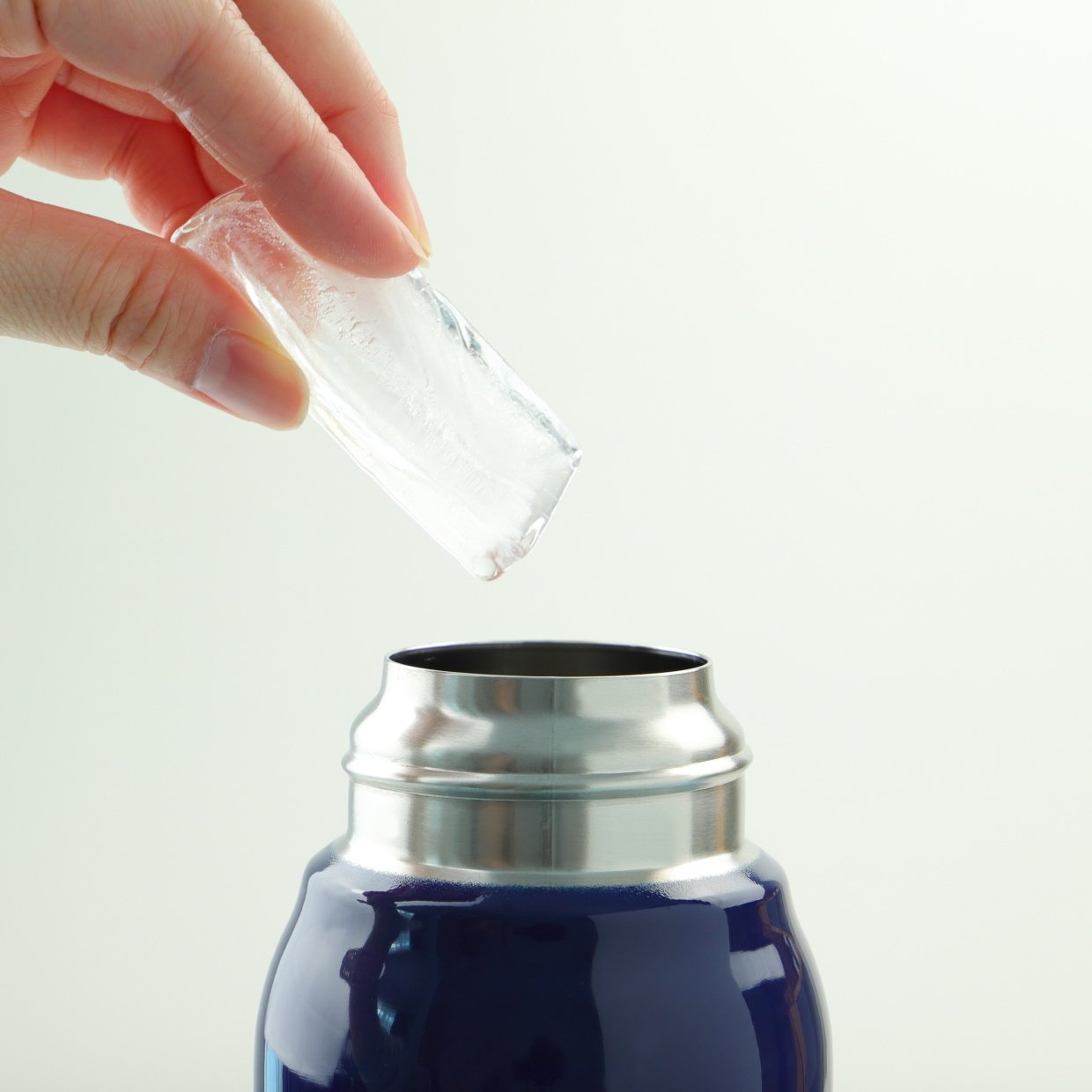  水筒にピッタリの“溶けにくい氷”の作り方→「絶対マネしたい」「飲み物がしっかり冷たい」 
