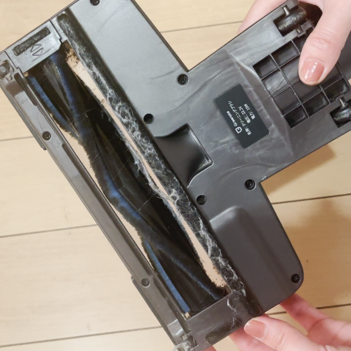  「掃除機のヘッド裏」にびっしり絡みついた“髪の毛やホコリ”の簡単掃除術「盲点だった」「吸引力アップ」 