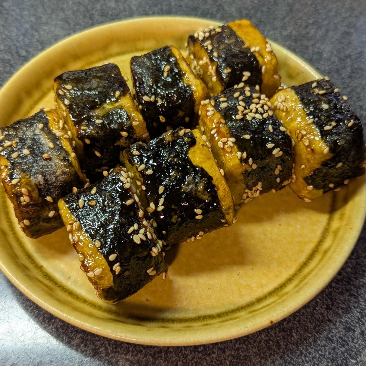  海苔に巻くのはお米ではなく「豆腐」→「意外でおいしい食べ方」「一度試す価値あり」 