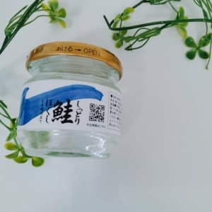 「鮭フレークの空き瓶」が“食卓で活躍するかわいいアイテム”に変身！「マネする」「ちょうどいい！」