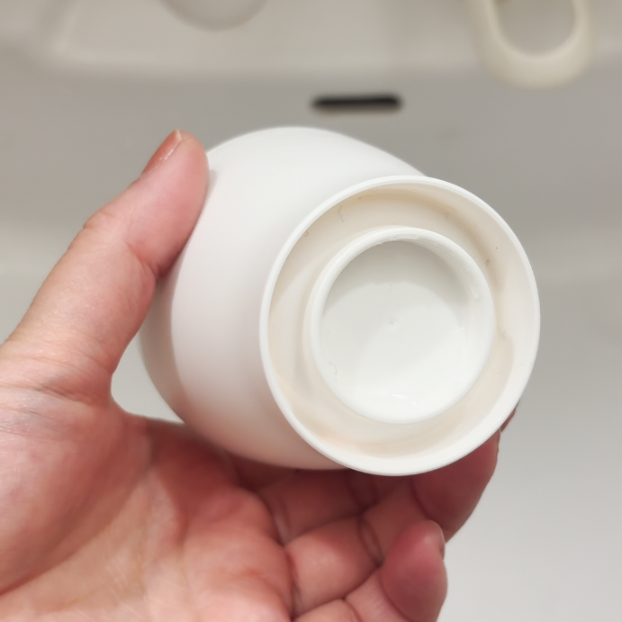  「洗面所コップ」の“ぬめり”をスルンと落とす掃除ワザ「菌が繁殖しやすい場所なんだ…」「すぐ洗います」 