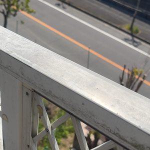 黒ずんだ「ベランダの手すり」が簡単にピカピカになる万能クリーナー「掃除の順番が大切」「すっきり！」