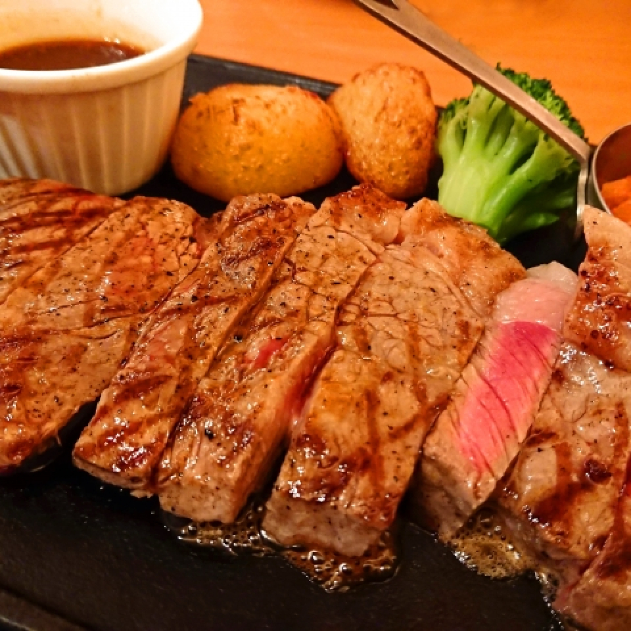  【裏技大公開】スーパーで買った硬い牛肉がふっくらステーキに♡ お肉を柔らかくする10の食材！ 