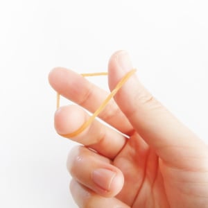 知らないと損！「輪ゴム」の意外な活用法2選→「すぐマネできる！」「輪ゴムで代用できるとは」