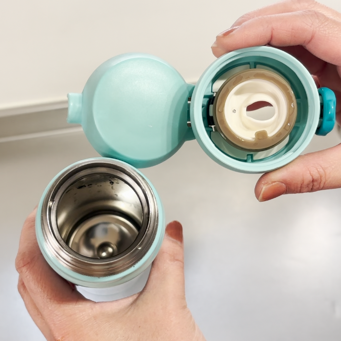  「水筒」の底についた“茶渋をスルンと落とす”ほったらかし掃除術「ゴシゴシしない」「奥までピカピカ」 