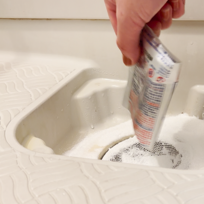  「お風呂の排水口」のぬめりや悪臭がほったらかしでピカピカになる掃除術「モコモコすごい」「すっきり」 