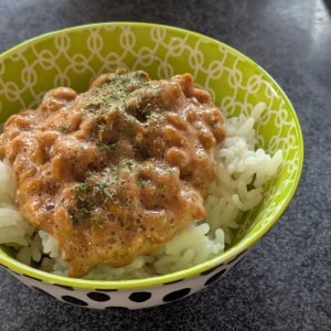 意外過ぎる…！いつもの「納豆ごはん」が洋風になる“赤い調味料”とは？