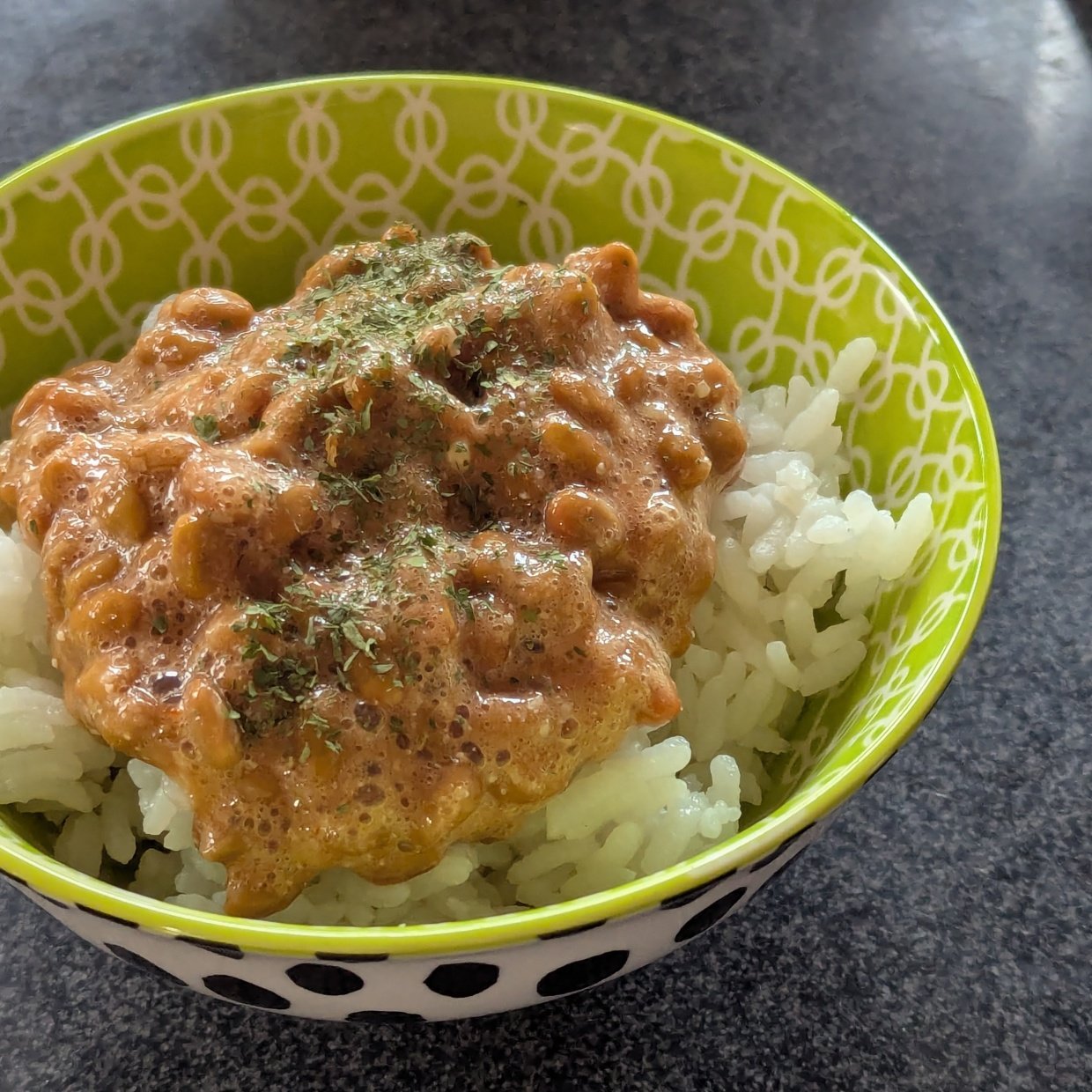  意外過ぎる…！いつもの「納豆ごはん」が洋風になる“赤い調味料”とは？ 