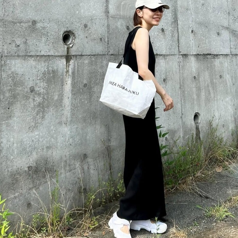  難しいテクニックは不要！重く見えない春夏の「黒ワンピ」着まわし術3選 