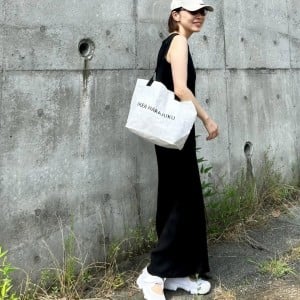 難しいテクニックは不要！重く見えない春夏の「黒ワンピ」着まわし術3選