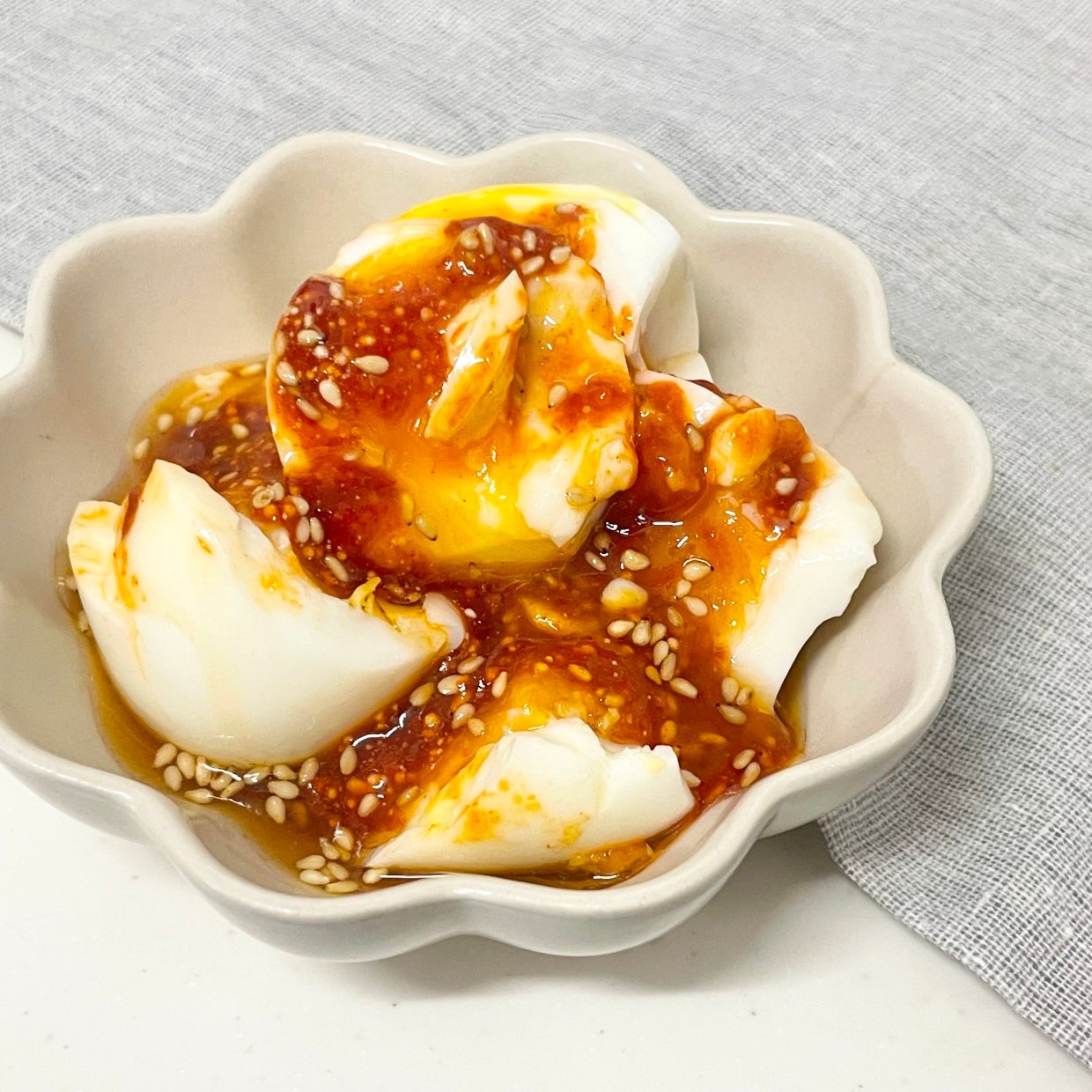  「半熟たまご」に混ぜるだけで格段においしくなる味付けとは？「ご飯がすすむ」「簡単！」 