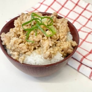 失敗しない！冷蔵庫に“あまりがちな調味料”を使った絶品「鶏そぼろ丼」