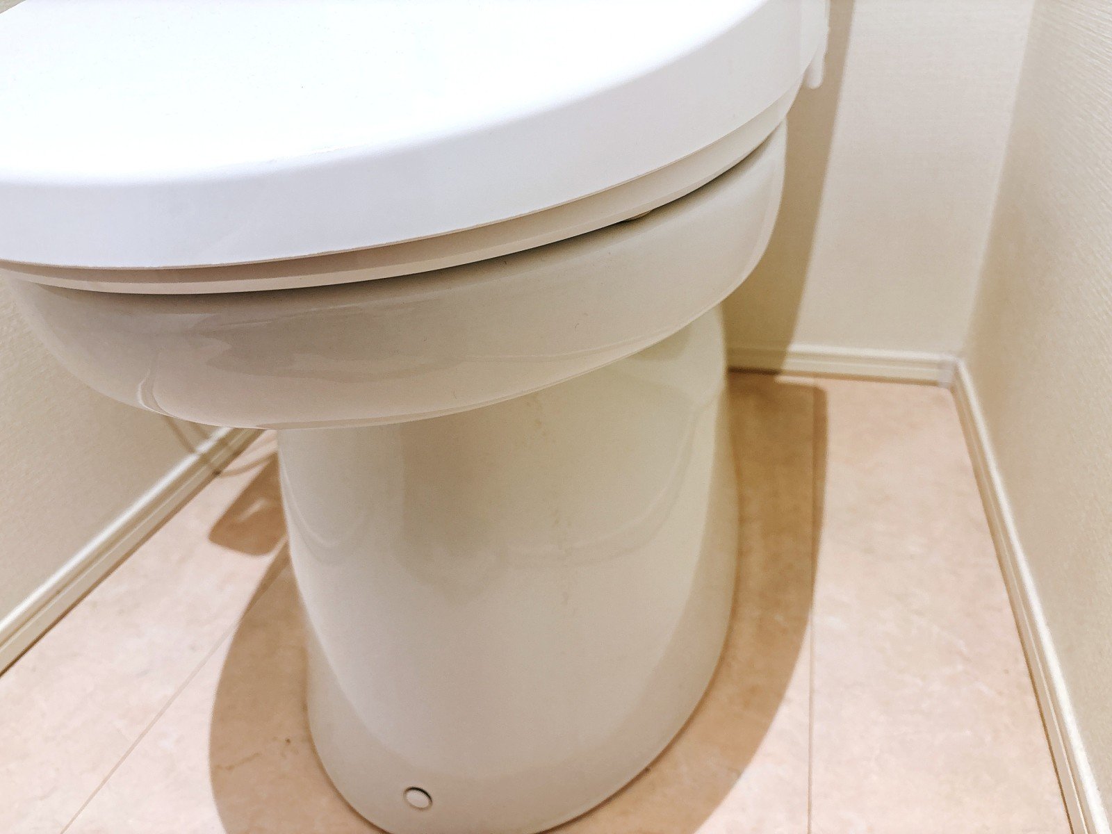 【NG】便器の外側を拭かない:見逃しがちですが、便器の外側やタンク周辺は汚れがたまっている