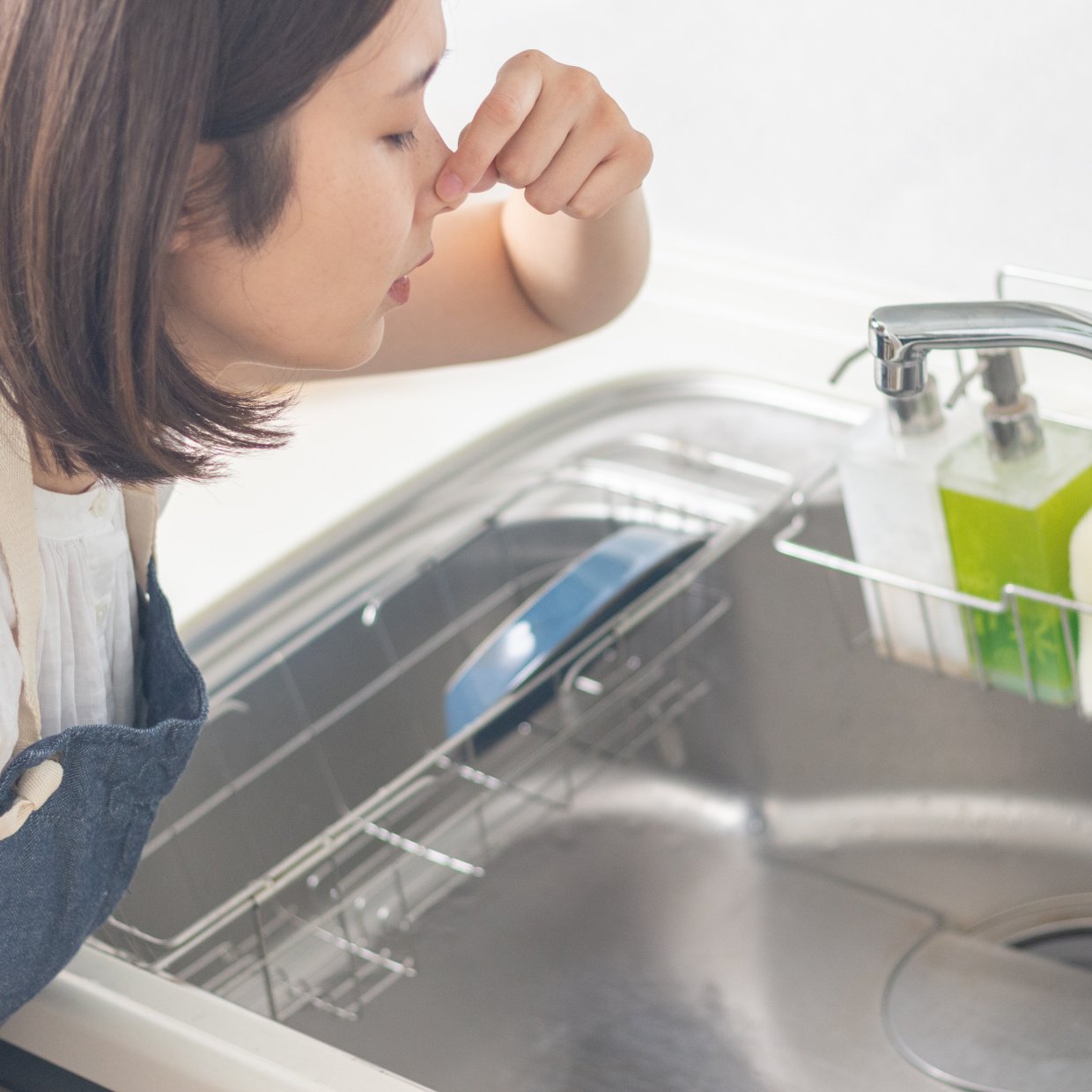  「キッチンの排水口が臭う人」がしがちな“3つのNG習慣”→「無意識にやってた…」「詰まるかも」 