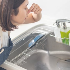「キッチンの排水口が臭う人」がしがちな“3つのNG習慣”→「無意識にやってた…」「詰まるかも」