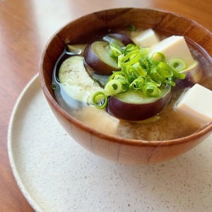 初夏も肌の乾燥が気になる人へ。「みそ汁」にいれると肌がよろこぶ“たんぱく質が豊富な食材”とは？