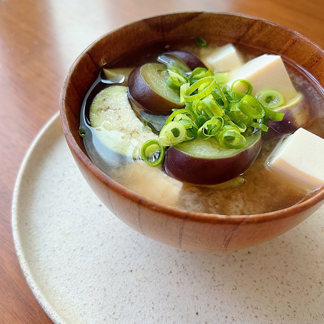  初夏も肌の乾燥が気になる人へ。「みそ汁」にいれると肌がよろこぶ“たんぱく質が豊富な食材”とは？ 