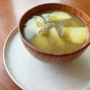 ちょい足しするだけで栄養チャージ！「みそ汁」にいれると腸がよろこぶ“食物繊維が豊富な食材”とは？