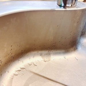 「キッチンシンク」のくすみを“傷つけずにピカピカ”にする掃除テク「たった5分！」「気分爽快」