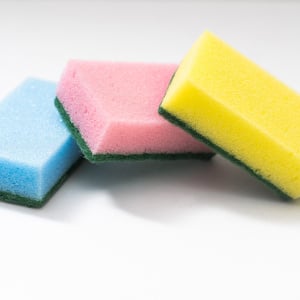 「画期的…！」「絶対マネしたい」掃除効率がグンと上がる「スポンジ」の“目からウロコの使い方”