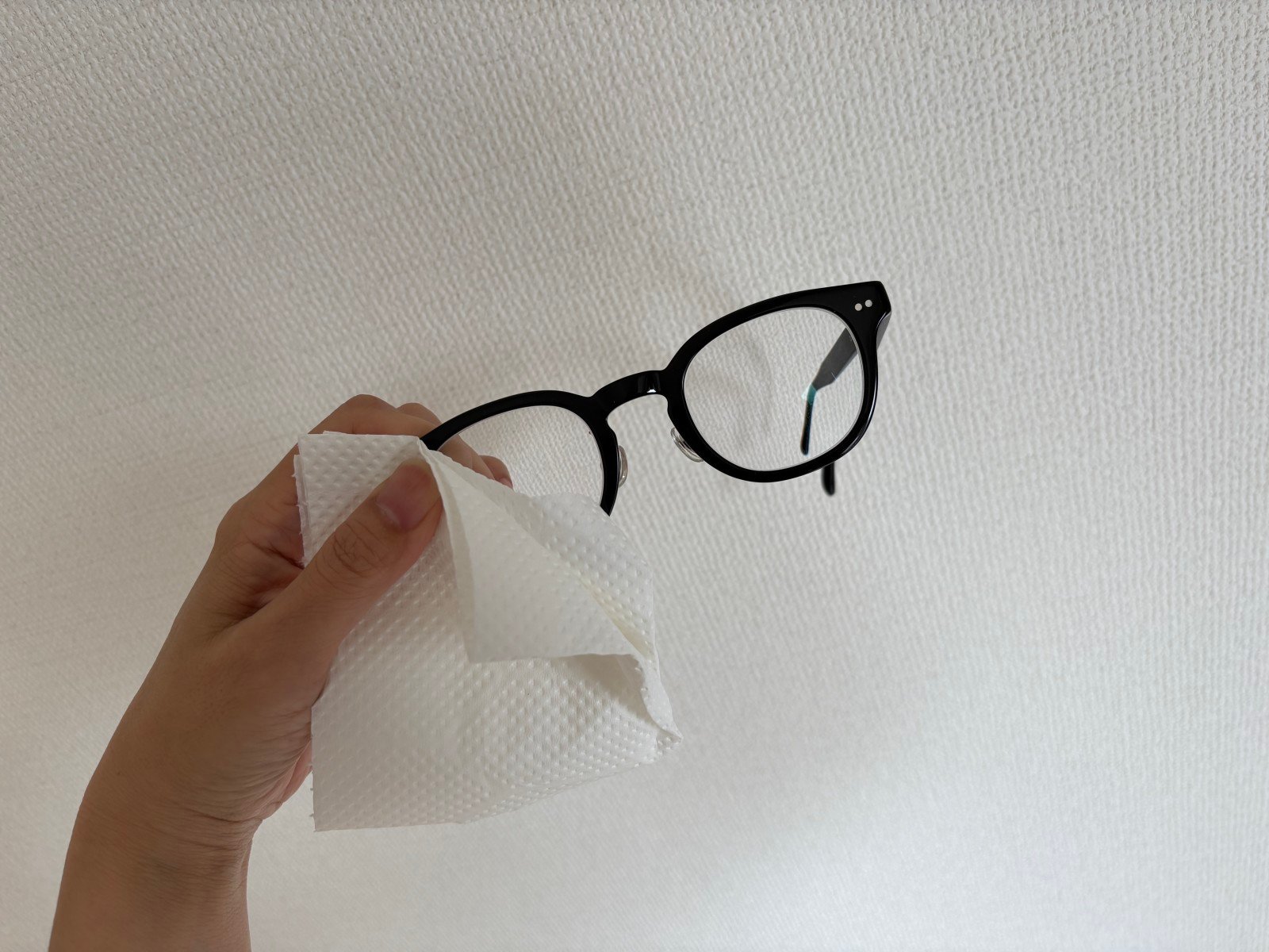【NG】メガネのレンズ:傷がつきやすいので必ず専用クロスを使いましょう。