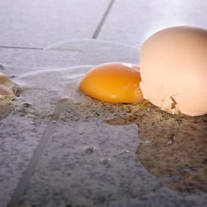 「床に落ちた生卵」を“すぐに拭かずにキレイに片づける”ワザ「すごい！」「固まる…」