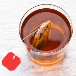 「紅茶のティーバッグ」を取り出すときに“液だれしない裏ワザ”「本当にたれない」「簡単すぎる…」