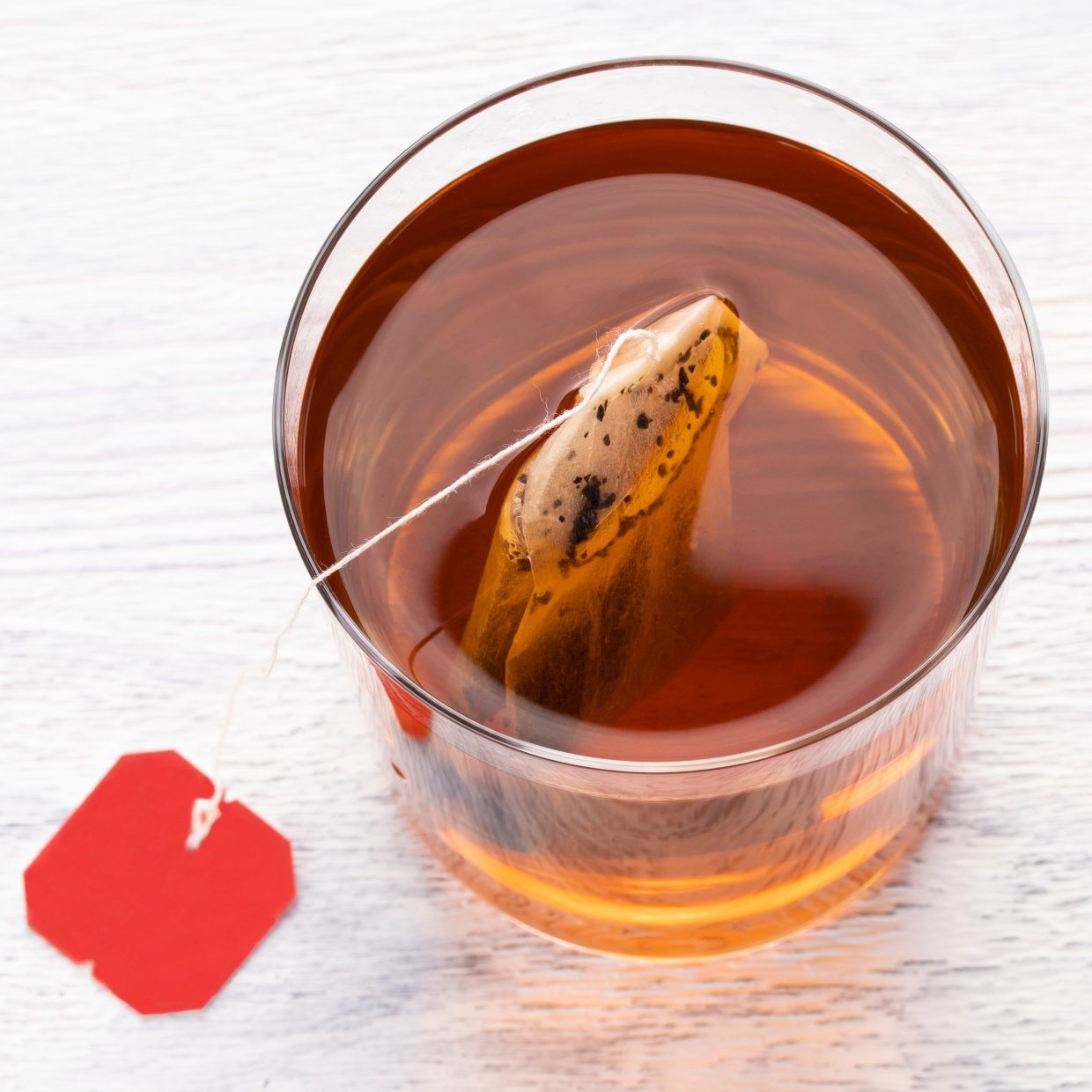  「紅茶のティーバッグ」を取り出すときに“液だれしない裏ワザ”「本当にたれない」「簡単すぎる…」 