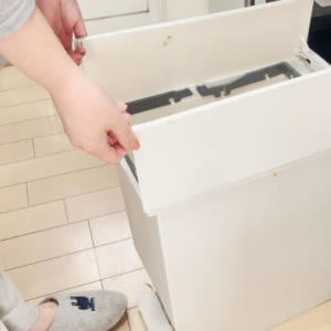 フタの掃除は見逃しがち…。「ゴミ箱のフタ裏」の“黒ずみ・ベタつき汚れ”を1分でリセットする掃除習慣