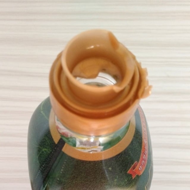  “ブチッ”と切れて残ってしまった”瓶のキャップ”を簡単に取る裏ワザ「スルッと取れる！」「爽快！」 