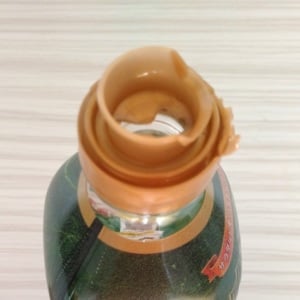 “ブチッ”と切れて残ってしまった”瓶のキャップ”を簡単に取る裏ワザ「スルッと取れる！」「爽快！」