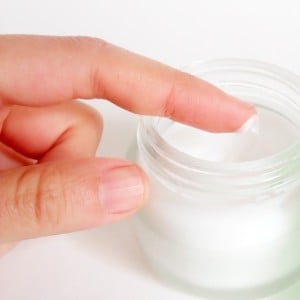 捨てるの待って！古い「ハンドクリーム」を塗る“意外な場所”「便利！」「簡単に剥がれる」