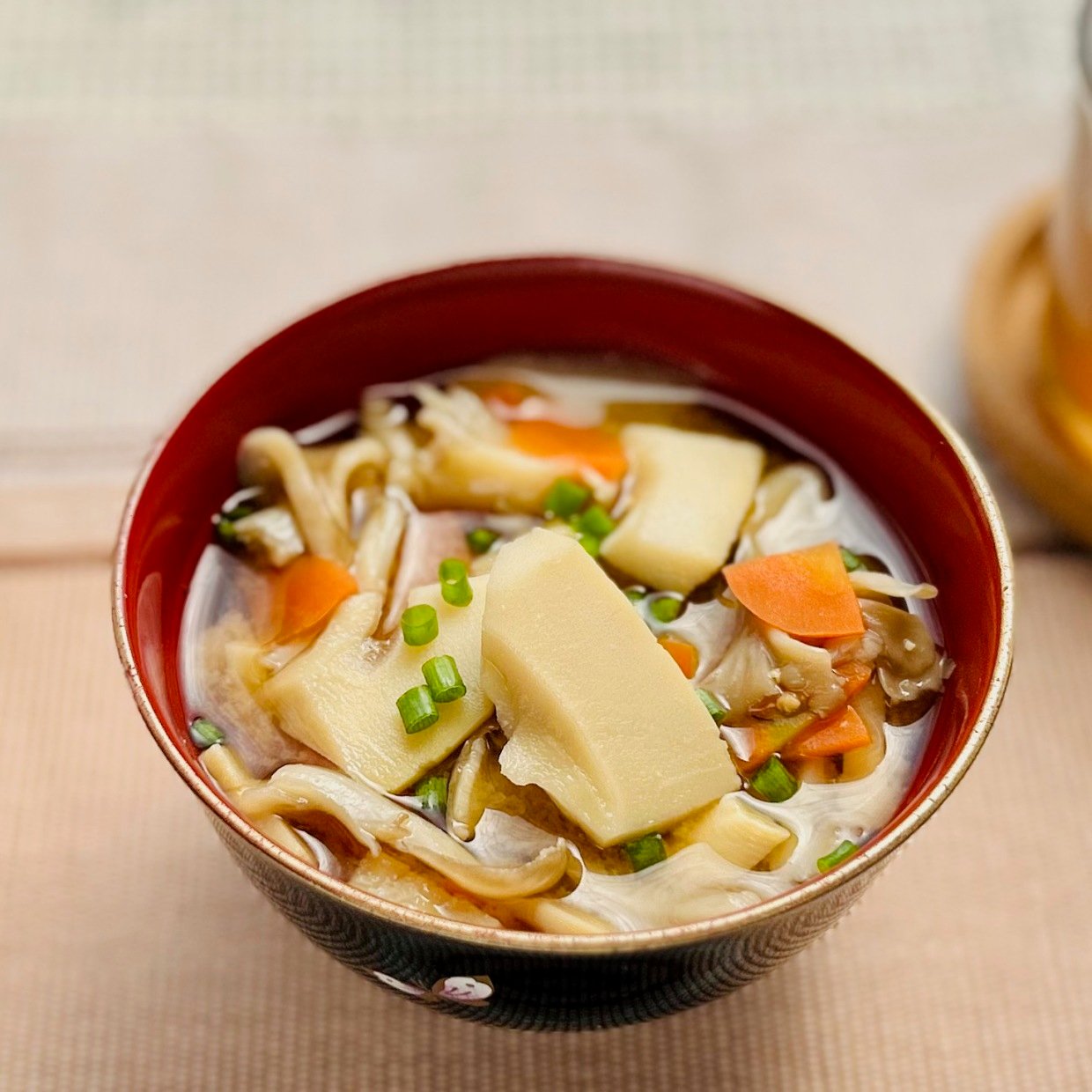  みそ汁に入れるとスッキリする！“むくみや高血圧の予防”に食べたい春野菜とは【カリウムが大根の約2倍】 